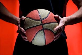 手拿篮球图片,篮球手中的力量与梦想